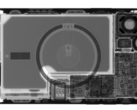 Uma radiografia de um iPhone 12 mostrando a embalagem interna incluindo a bateria. (Imagem: Creative Electron)