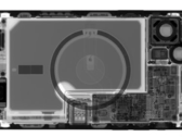 Uma radiografia de um iPhone 12 mostrando a embalagem interna incluindo a bateria. (Imagem: Creative Electron)