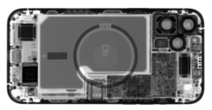 Uma radiografia de um iPhone 12 mostrando a embalagem interna incluindo a bateria. (Imagem: Creative Electron)