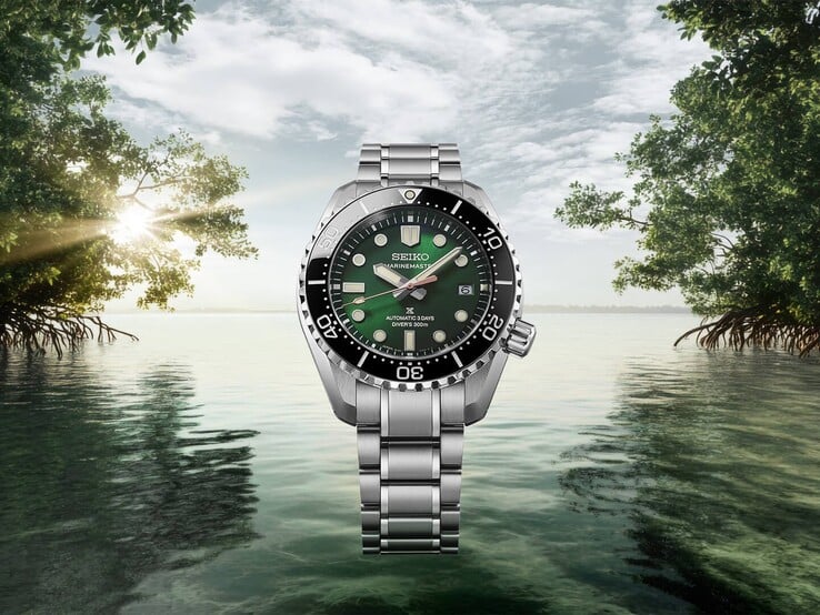 Seiko Marinemaster HBF003J1 com uma bracelete em aço inoxidável, apresentado diante de uma paisagem tropical de mangal com folhagem verde, águas calmas e luz solar ao fundo.