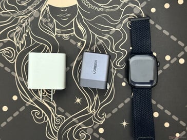 Comparação de tamanho do Ugreen Nexode Air 65W com o relógio Apple e o carregador de 18W