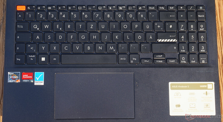 Todas as teclas estão presentes, incluindo um teclado numérico. A chave de escape se destaca imediatamente por sua cor contrastante.