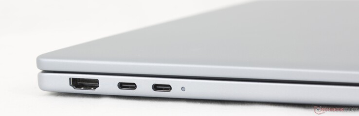 Esquerda: HDMI 2.1, USB-C 3.2 Gen. 2 com DisplayPort 1.4 + fornecimento de energia, USB-C Thunderbolt 4 com DisplayPort 2.1 + fornecimento de energia