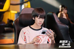 Um entusiasta de e-sports com um smartphone iQoo emblemático na ChinaJoy 2025. (Fonte da imagem: iQoo)