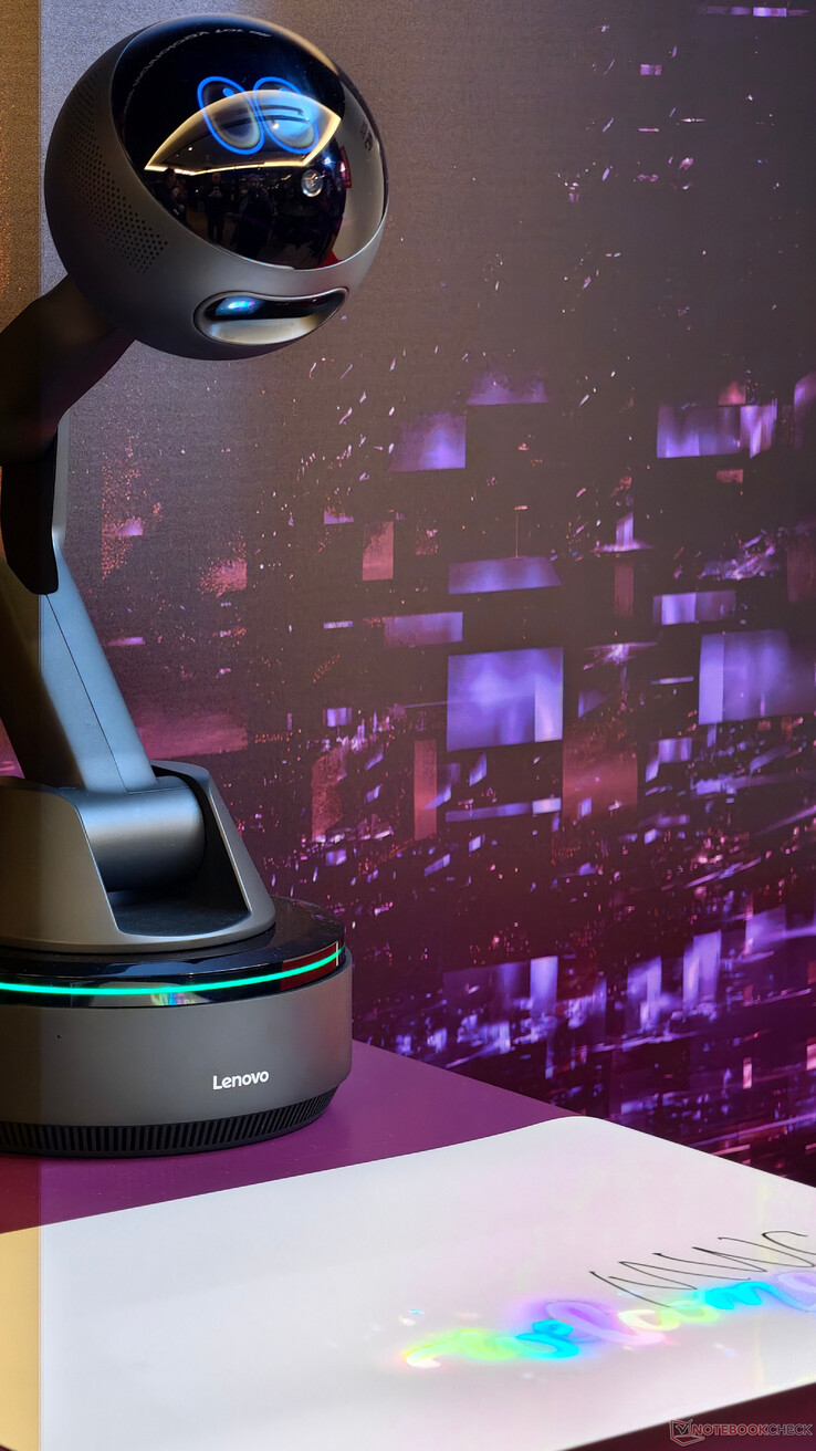 O AI Workmate da Lenovo se projetando em uma superfície abaixo.