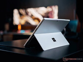 O acabamento "Platinum" da Microsoft deve retornar para a geração do Surface Pro 12.