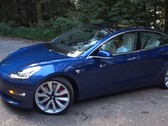O Tesla Model 3 Performance 2018 é um excelente sedã com uma bateria de 75 kWh. (Fonte da imagem: Redline Reviews via YouTube)