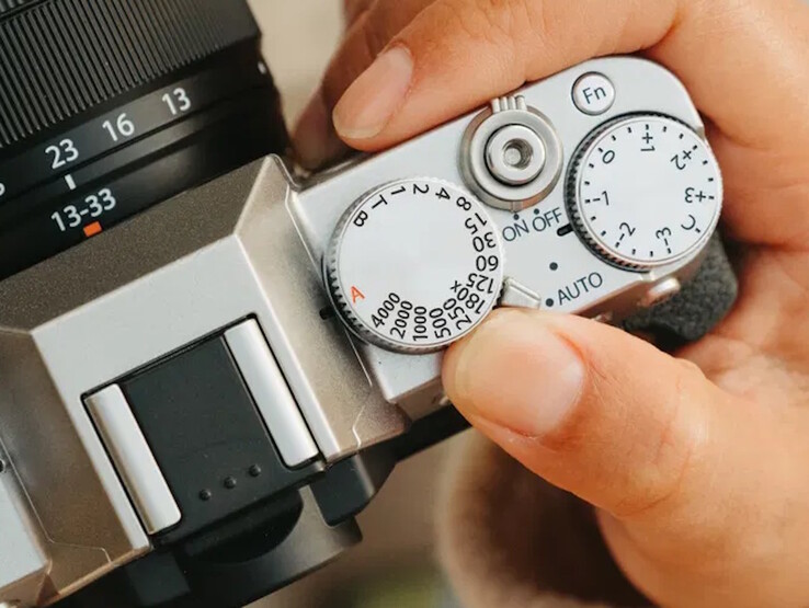 Os mostradores de controle direto ficam ao lado do flash pop-up central na parte superior da câmera Fujifilm X-T30 III. (Fonte da imagem: Fujifilm)