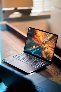 A Lenovo Yoga Pro 7 14 utilizada nesta revisão foi gentilmente cedida por: