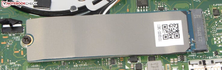 Um SSD NVMe serve como a unidade do sistema.