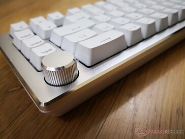 A discagem é rígida e facilmente a melhor parte do teclado. Pressionar o botão de discagem silenciará o PC