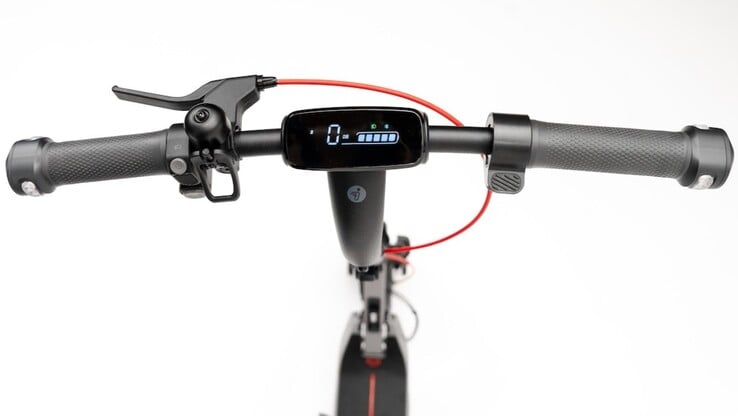 O patinete elétrico Segway E3 Go vem com luzes laterais, uma campainha e um visor de 2.8