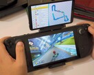 Steam Deck usando o monitor de tela dupla do Retroid para jogar Mario Kart, com a corrida na tela principal e o mapa da pista exibido na tela secundária. (Fonte da imagem: GameXData via YouTube)