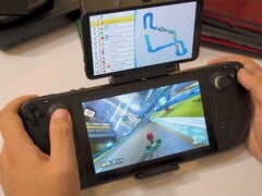 Steam Deck usando o monitor de tela dupla do Retroid para jogar Mario Kart, com a corrida na tela principal e o mapa da pista exibido na tela secundária. (Fonte da imagem: GameXData via YouTube)