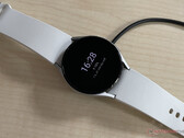 O Galaxy Watch5 Pro pode parecer um relógio maior Galaxy Watch4, fotografado. (Fonte da imagem: NotebookCheck)