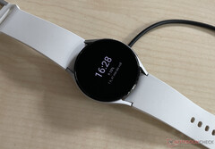 O Galaxy Watch5 Pro pode parecer um relógio maior Galaxy Watch4, fotografado. (Fonte da imagem: NotebookCheck)