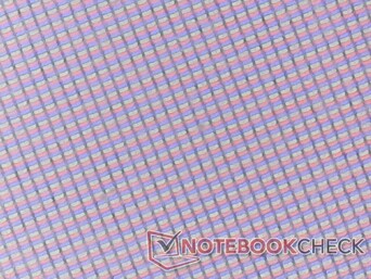 A tela é mais granulada do que a de laptops de consumo típicos devido à sobreposição fosca mais espessa