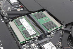 Quatro slots DDR5 SODIMM acessíveis