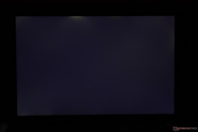 Sangramento moderado e irregular da luz de fundo ao longo da borda superior