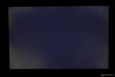 Sangramento moderado e irregular da luz de fundo nos cantos