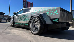 O Cybertruck dually vem com tampas personalizadas (Fonte da imagem: Red's Miami/IG)