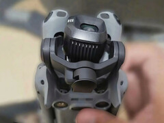 O DJI Mini 5 Pro e um close-up de seu novo sensor de câmera de 1 polegada e seu sistema de gimbal. (Fonte da imagem: via Mauro Tandoi)