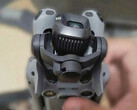 O DJI Mini 5 Pro e um close-up de seu novo sensor de câmera de 1 polegada e seu sistema de gimbal. (Fonte da imagem: via Mauro Tandoi)