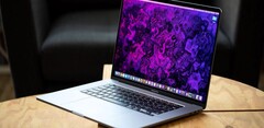 O próximo MacBook Pro de 16 polegadas aparentemente chegará com as GPUs RDNA 2. (Fonte da imagem: Apple)