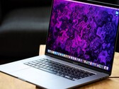 O próximo MacBook Pro de 16 polegadas aparentemente chegará com as GPUs RDNA 2. (Fonte da imagem: Apple)