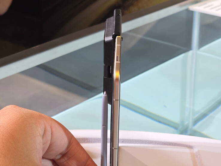 O Honor Magic V5 ao lado de uma S Pen da Samsung. (Fonte da imagem: Weibo)
