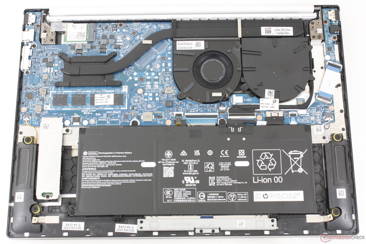 Placa-mãe do OmniBook 5 16. Observe os slots desocupados para uma possível GPU discreta e uma ventoinha secundária