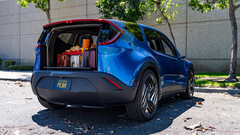 O porta-malas do Fisker PEAR é cuidadosamente guardado nos painéis da carroceria, em vez de se abrir como um porta-malas tradicional. (Fonte da imagem: Fisker)