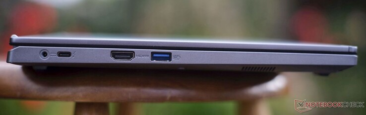 Esquerda: porta de carregamento, Thunderbolt 4, HDMI 2.1 (4K60), USB-A 3.2