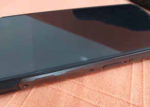 Suas laterais parecem e se sentem melhor do que deveriam. (Fonte da imagem: Sergey Tarasov - Notebookcheck)