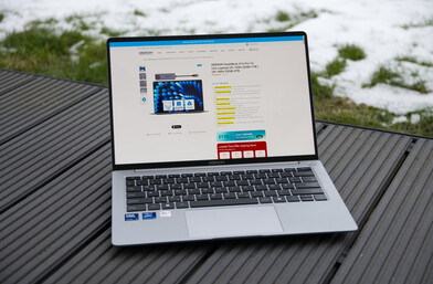 GeekBook X14 Pro - uso externo sob céu nublado