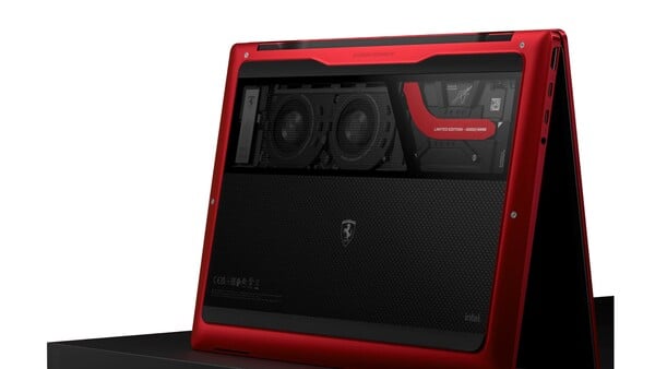 O notebook HP Limited Edition Scuderia Ferrari tem uma janela de vidro na parte inferior.