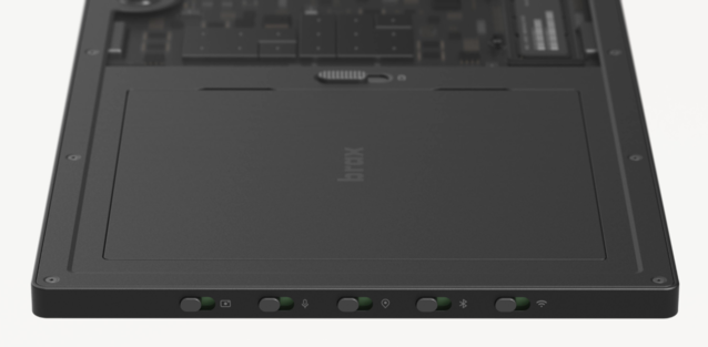 Além de uma bateria substituível pelo usuário, os interruptores de hardware cortam a energia dos rádios, do microfone e da webcam. (Fonte da imagem: Braxtech)