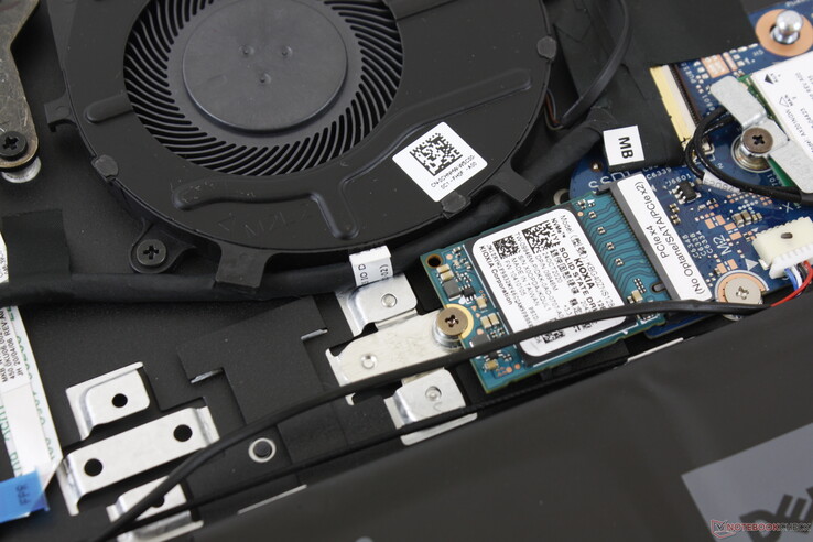 Curiosamente, o laptop vem com um 2230 NVMe SSD ao invés do mais comum 2280. O laptop pode suportar até dois M.2 2280 SSDs simultaneamente