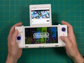 Russ, da Retro Game Corps, segurando o console de jogos portátil de tela dupla OneXSugar Sugar 1, com um jogo da Nintendo na tela principal e um vídeo do YouTube sendo reproduzido na tela secundária. (Fonte da imagem: Retro Game Corps no YouTube)