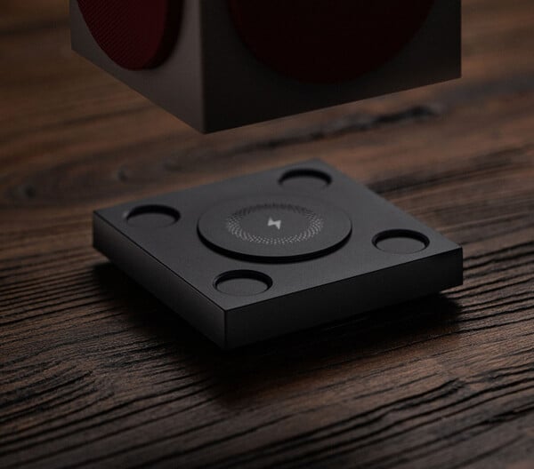 O alto-falante Retro Cube 2 Speaker - N Edition vem com uma base de carregamento sem fio. (Fonte da imagem: 8BitDo)