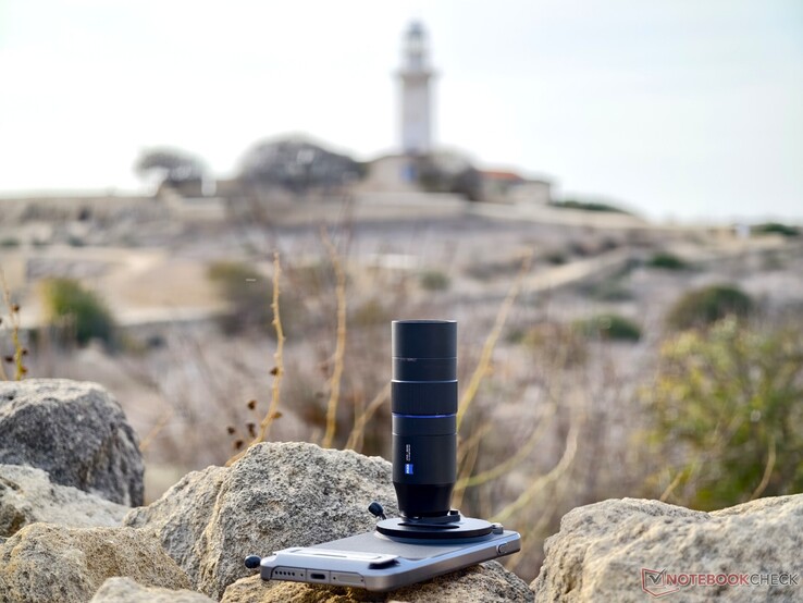 O Vivo X300 Pro com teleconversor Zeiss durante a viagem a Chipre e Malta. (Fonte da imagem: Alexander Fagot, Notebookcheck)