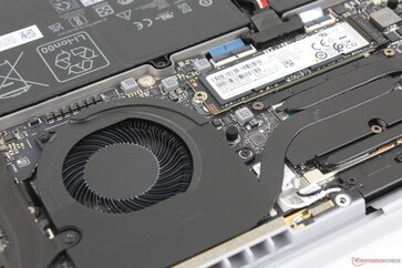 A solução de resfriamento consiste em duas ventoinhas (55 mm + 60 mm), três tubos de calor e aletas de dissipador de calor de alumínio de 0,1 mm