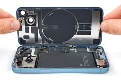 O iPhone 14 pode ser aberto de ambos os lados, ao contrário dos modelos mais antigos. (Fonte da imagem: iFixit)