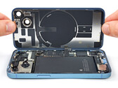 O iPhone 14 pode ser aberto de ambos os lados, ao contrário dos modelos mais antigos. (Fonte da imagem: iFixit)
