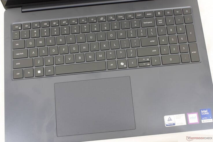 O feedback das teclas parece um pouco mais nítido do que no Dell 16 Plus, enquanto o tamanho do clickpad permanece praticamente o mesmo, com 13 x 9 cm
