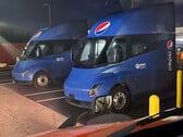 Semi caminhões no Megacharger em Sacramento (imagem: Drive Tesla Canada)