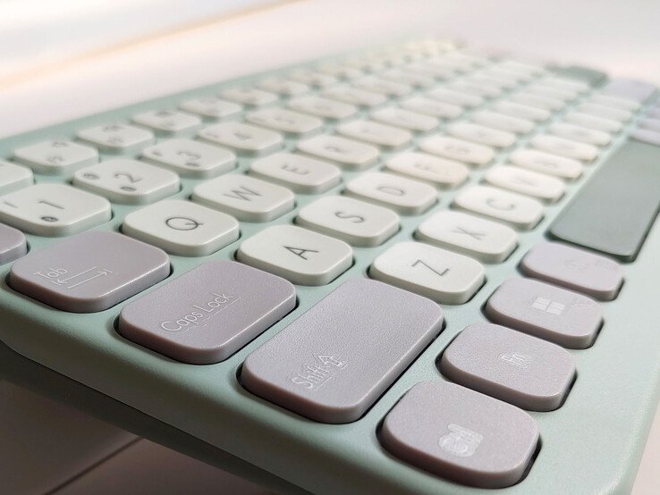 As teclas côncavas ajudam na precisão. (Fonte da imagem: Notebookcheck)