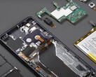 O Xperia 1 IV é relativamente modular, uma vez que você remove seu painel traseiro colado. (Fonte da imagem: WekiHome)