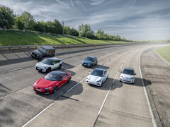 Carros elétricos em uma estrada britânica. O mercado automotivo do Reino Unido explodiu com opções elétricas (Fonte da imagem: SMMT)