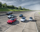 Carros elétricos em uma estrada britânica. O mercado automotivo do Reino Unido explodiu com opções elétricas (Fonte da imagem: SMMT)